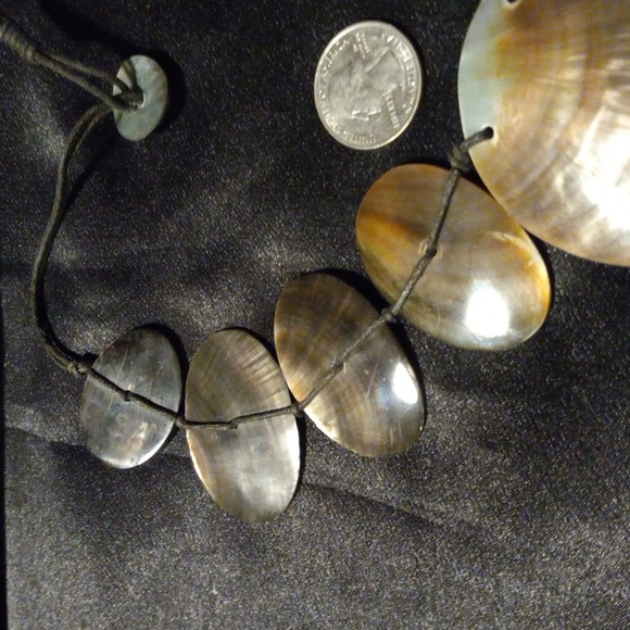 Sea shell and black cord necklace - Picture 3 of 4